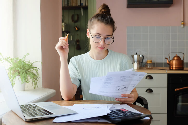 A student living in Chicago creating a budget at home